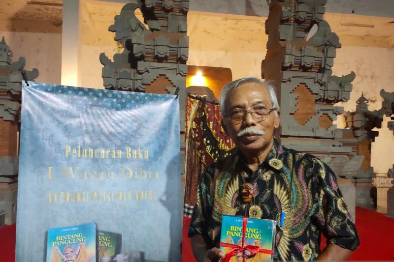 Budayawan Bali Prof Dr I Wayan Dibia saat menunjukkan sejumlah buku hasil karyanya di Denpasar